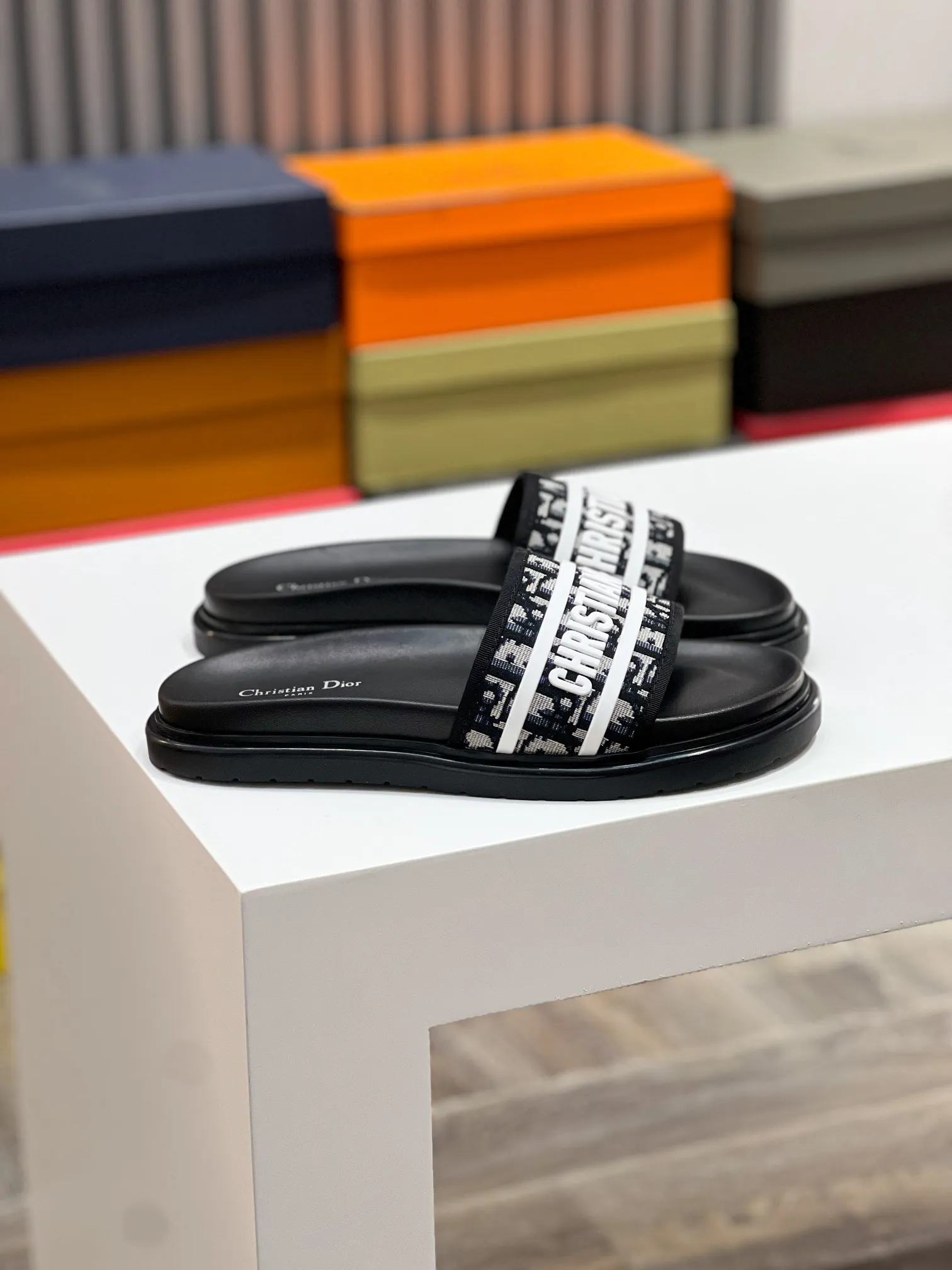 Men's men's shoes💰320【DIOR】🐝🐝Top version. 2024ss Dior’s latest men’s slippers are a must-have. Dior Alias ​​Men's Genuine Leather Slippers This summer new Alias ​​sandal embodies a casual and elegant style. Carefully crafted from grained cow leather and Oblique printed fabric, with cowhide lining! Cross-strap design with metal-clad brass CD Diamond logo. The imported cowhide leather and rubber sole adds sophistication and comfort, while Oblique print-effect anti-slip panels add style. Size39-44 (customized at 38.45)